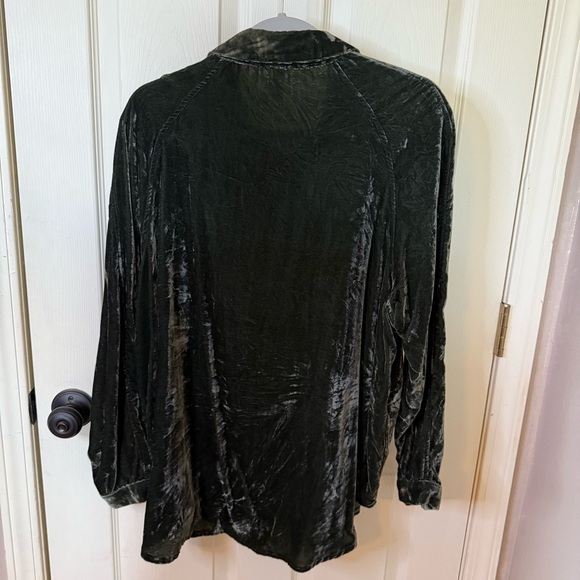 Wishlist Blouse in Dark Green velvet collared button up-size S/M - Picture 2 of 7